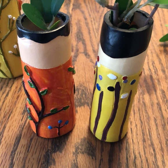 Adorable set of mini family vases! Includes artificial foliage. 5” and 8” tall - Picture 8 of 8